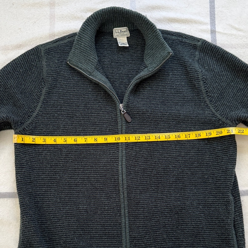 L.L. Bean Men's Dark Navy and Hunter Green Merino Wool Sweater - Picture 12 of 13